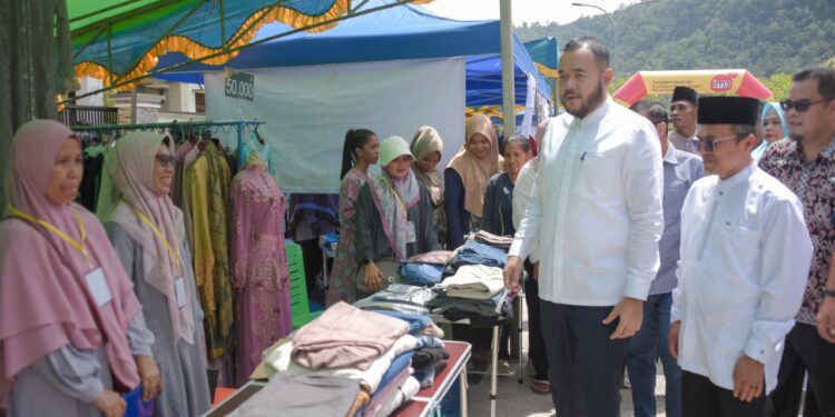 Wali Kota Padang Fadly Amran mengapresiasi, pelaksanaan Bazar Mom’s BBI (Persatuan Ibu-ibu Bukit Belimbing Indah) yang digelar di Jalur Dua Gerbang Utama Perumahan BBI, Kelurahan Kuranji, Kecamatan Kuranji, Minggu (1/3/2026).