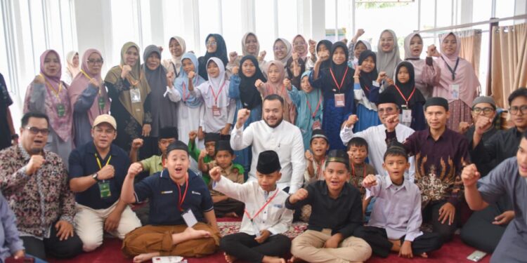 Wali Kota Padang Fadly Amran meninjau pelaksanaan Pesantren Ramadan 1447 H, di Musala Al-Kautsar, Komplek Bukit Belimbing Indah – Villa Mahameru Indah, Kelurahan Kuranji, Kecamatan Kuranji, Minggu (1/3/2026).