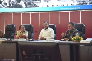 Wali Kota Padang Fadly Amran secara resmi, membuka Forum Konsultasi Publik Rancangan Awal (Ranwal) Rencana Kerja Pemerintah Daerah (RKPD) Kota Padang Tahun 2027, di Aula Gedung Bagindo Aziz Chan, Balai Kota Padang, Aie Pacah, Senin (2/3/2025).(Foto:Ist)