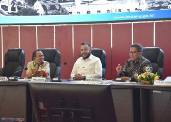 Wali Kota Padang Fadly Amran secara resmi, membuka Forum Konsultasi Publik Rancangan Awal (Ranwal) Rencana Kerja Pemerintah Daerah (RKPD) Kota Padang Tahun 2027, di Aula Gedung Bagindo Aziz Chan, Balai Kota Padang, Aie Pacah, Senin (2/3/2025).(Foto:Ist)