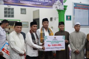 Wakil Wali Kota Padang Maigus Nasir, mendampingi Wakil Gubernur Sumatera Barat (Sumbar), Vasko Ruseimy, dalam kunjungan Safari Ramadan Pemerintah Provinsi (Pemprov) Sumbar, di Masjid Nurul Ishlah Taruko Permai IV, Kelurahan Bungo Pasang, Kecamatan Koto Tangah, Minggu (1/3/2026).(Foto:Ist)