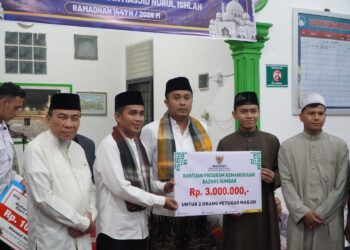 Wakil Wali Kota Padang Maigus Nasir, mendampingi Wakil Gubernur Sumatera Barat (Sumbar), Vasko Ruseimy, dalam kunjungan Safari Ramadan Pemerintah Provinsi (Pemprov) Sumbar, di Masjid Nurul Ishlah Taruko Permai IV, Kelurahan Bungo Pasang, Kecamatan Koto Tangah, Minggu (1/3/2026).(Foto:Ist)