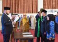 Wali Kota Padang Fadly Amran melantik dan mengambil sumpah, jabatan empat pejabat pimpinan tinggi pratama serta 50 kepala sekolah di lingkungan Pemerintah Kota Padang. Kegiatan ini berlangsung di Aula Bagindo Aziz Chan, Balai Kota Padang, Aie Pacah, Senin (2/3/2026).