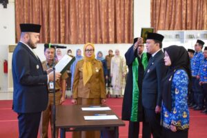 Wali Kota Padang Fadly Amran melantik dan mengambil sumpah, jabatan empat pejabat pimpinan tinggi pratama serta 50 kepala sekolah di lingkungan Pemerintah Kota Padang. Kegiatan ini berlangsung di Aula Bagindo Aziz Chan, Balai Kota Padang, Aie Pacah, Senin (2/3/2026).