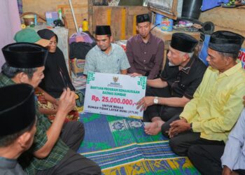 Gubernur Sumbar Serahkan Bedah Rumah Rp25 Juta di Solok
