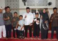 Wali Kota Padang diwakili Penjabat (Pj) Sekretaris Daerah Kota Padang Raju Minropa menyerahkan, hadiah Program Unggulan (Progul) Smart Surau bagi murid Musala Al-Mustanir, Jalan Perdana Komplek Perumahan Perdana Residence I, Kelurahan Air Pacah, Kecamatan Koto Tangah, Rabu (4/3/2026).(Foto:Ist)