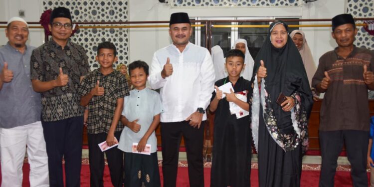 Wali Kota Padang diwakili Penjabat (Pj) Sekretaris Daerah Kota Padang Raju Minropa menyerahkan, hadiah Program Unggulan (Progul) Smart Surau bagi murid Musala Al-Mustanir, Jalan Perdana Komplek Perumahan Perdana Residence I, Kelurahan Air Pacah, Kecamatan Koto Tangah, Rabu (4/3/2026).(Foto:Ist)