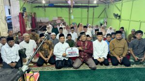 Ketua DPRD Kota Padang Muharlion pada safari Ramadhan memberikan bantuan Rp25 juta  kepada mesjid .