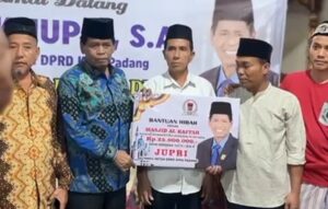 Wakil Ketua DPRD Kota Padang Jufri saat memberikan bantuan Rp25 juta kepada mesjid pada safari Ramadhan.