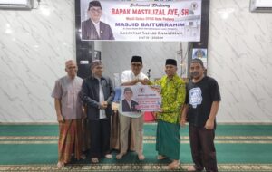Wakil Ketua DPRD Kota Padang Mastilizal Aye saat memberikan bantuan Rp25 juta kepada mesjid pada safari Ramadhan 