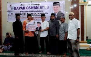 Wakil Ketua DPRD Kota Padang Oesman Ayub saat memberikan bantuan Rp25 juta kepada mesjid pada safari Ramadhan 