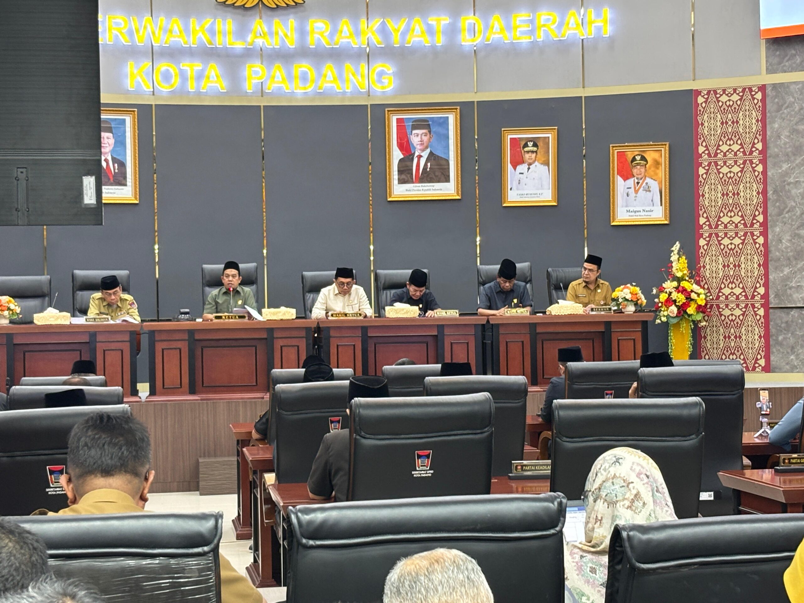 Wakil Wali Kota Padang Maigus Nasir menyampaikan, Nota Laporan Keterangan Pertanggungjawaban (LKPJ) Tahun 2025 dalam Rapat Paripurna DPRD Kota Padang, Senin (9/3/2026).