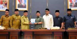 Ketua DPRD Kota Padang Muharlion menerima LKPJ Wali Kota Padang Tahun 2025