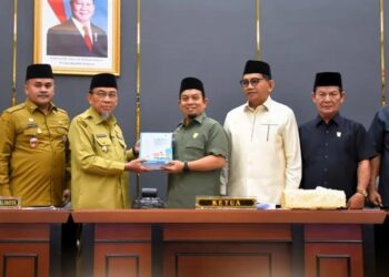 Ketua DPRD Kota Padang Muharlion menerima LKPJ Wali Kota Padang Tahun 2025