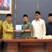 Ketua DPRD Kota Padang Muharlion menerima LKPJ Wali Kota Padang Tahun 2025