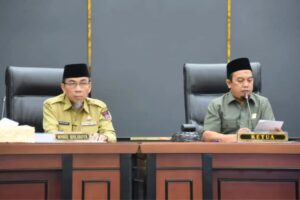 Ketua DPRD Kota Padang Muharlion saat menyampaikan sambutan sidang paripurna DPRD Kota Padang 