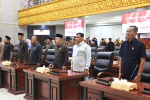 Anggota DPRD kota Padang menyanyikan lagu Indonesia Raya 