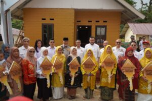 Wali Kota Padang Fadly Amran menghadiri peresmian sekaligus penyerahan kunci Hunian Tetap (Huntap) Mandiri Kampung Tangguh Kadin di Batu Busuk, Kecamatan Pauh, Selasa (10/3/2026).(Foto:Ist)