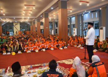 Wali Kota Padang Fadly Amran berbuka puasa bersama, petugas kebersihan dari Dinas Lingkungan Hidup (DLH) Kota Padang, Tim Reaksi Cepat (TRC) Dinas PUPR, dan Petugas Lembaga Pengelola Sampah (LPS) se-Kota Padang, di Gedung Bagindo Aziz Chan Youth Center, Selasa (10/3/2026).(Foto:Ist)