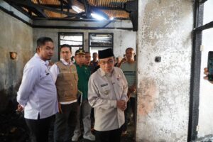 Wakil Wali Kota Maigus Nasir menyerahkan,  bantuan kepada korban kebakaran di Kelurahan Lubuk Buaya, Kecamatan Koto Tangah, Kota Padang, Rabu (11/3/2026).(Foto:Ist)