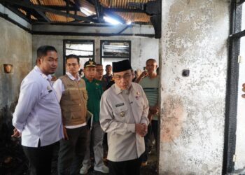 Wakil Wali Kota Maigus Nasir menyerahkan, bantuan kepada korban kebakaran di Kelurahan Lubuk Buaya, Kecamatan Koto Tangah, Kota Padang, Rabu (11/3/2026).(Foto:Ist)