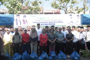 Program Joyful Ramadhan Wali Kota Padang Serahkan 300 Paket Sembako Pada Masyarakat Lintas Agama 