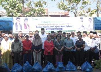 Program Joyful Ramadhan  Wali Kota Padang Serahkan 300 Paket Sembako Pada Masyarakat Lintas Agama 