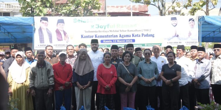 Program Joyful Ramadhan  Wali Kota Padang Serahkan 300 Paket Sembako Pada Masyarakat Lintas Agama 