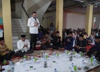 Wali Kota Padang Fadly Amran menghadiri kegiatan buka puasa bersama, warga hunian sementara (Huntara) yang berada di Rusunawa Lubuk Buaya, Kecamatan Koto Tangah, Jumat (13/3/2026).(Foto:Ist)
