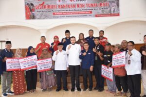 Sebanyak 314 Kepala Keluarga (KK) yang terdampak bencana hidrometeorologi di Kota Padang, menerima bantuan dari Palang Merah Indonesia (PMI), di Palanta Rumah Dinas Wali Kota Padang, Jumat (13/3/2026).(Foto:Ist)