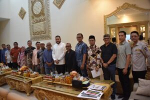 Wali Kota Padang Fadly Amran menerima kunjungan perwakilan pedagang dan pengelola Plaza Andalas dan Ramayana, di kediamannya, Jumat (13/3/2026).