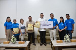 Wali Kota Padang Fadly Amran menerima bantuan sembako, dari Perhimpunan Bank Nasional (Perbanas) untuk masyarakat yang terdampak bencana hidrometeorologi di Kota Padang.(Foto:Ist)