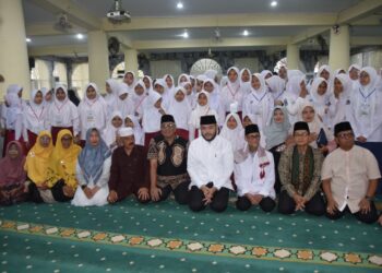 Wali Kota Padang  Berikan 30 Paket Sembako Pada  Anak Yatim di Mesjid Raya Al-Munawwarah Surau Gadang