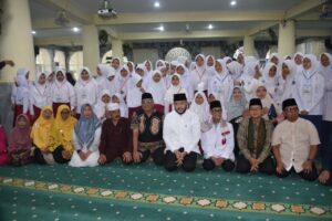 Wali Kota Padang Fadly Amran, secara resmi menutup pelaksanaan Pesantren Ramadan 1447 H di Masjid Raya Al-Munawwarah, Kelurahan Surau Gadang, Kecamatan Nanggalo, Minggu (15/3/2026).(Foto:Ist)