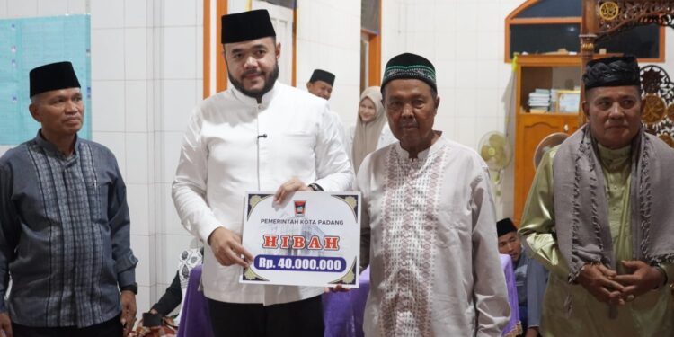 Wali Kota Padang Fadly Amran, melanjutkan agenda Safari Ramadan Tim I Pemerintah Kota (Pemko) Padang dengan mengunjungi Masjid Nurul Istiqamah Timbalun, Kelurahan Bungus Timur, Kecamatan Bungus Teluk Kabung (Bungtekab), Minggu (15/3/2026).(Foto:Ist)