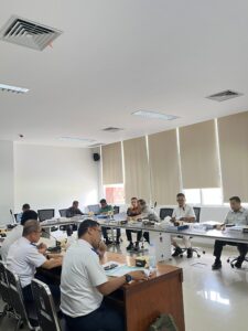 Ketua Pansus III DPRD Kota Padang Helmi Moesim mendengarkan penjelasan mitra kerja saat pembahasan LKPJ Walikota Tahun Anggaran 2025