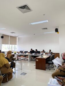 Ketua Pansus II DPRD Kota Padang Rahmat Wijaya bersama anggota berdiskusi membahas LKPJ Walikota Tahun Anggaran 2025