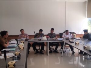 Ketua Panitia Khusus (Pansus) DPRD Kota Padang sedang membahas LKPJ Walikota Tahun Anggaran 2025