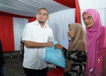 Andre Rosiade Salurkan 5.000 Paket Sembako untuk Warga Dharmasraya