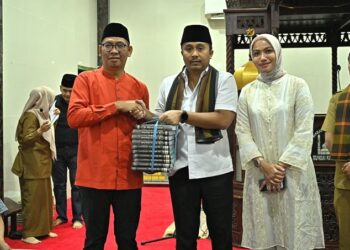 Wagub Sumbar Bantu Masjid dan Pelajar di Dharmasraya, Salurkan Dana dan Al-Qur’an