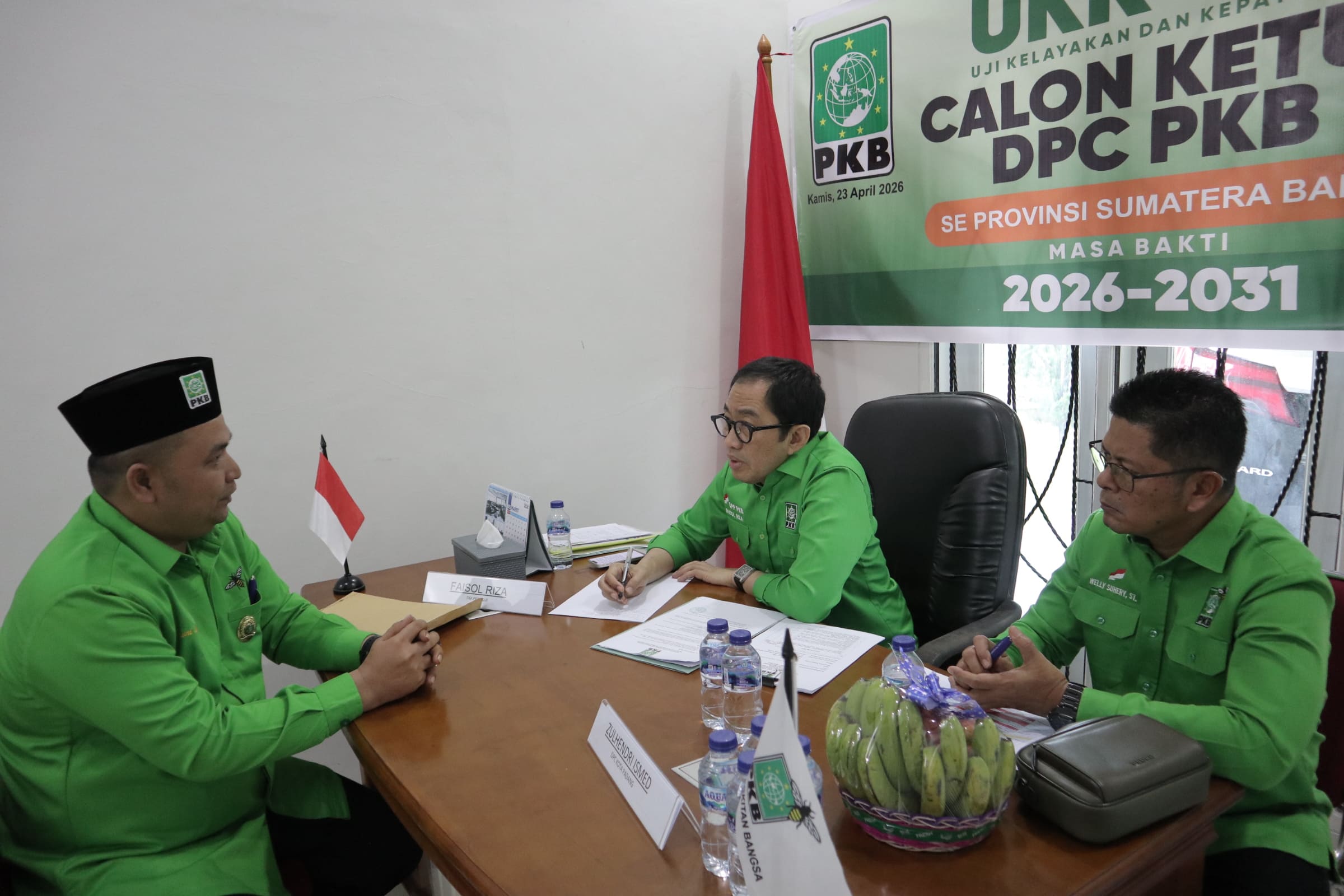 Wakil Menteri Perindustrin, Faisol Riza didampingi Bupati Pasaman, Welly Suheri saat menguji Balon Ketua DPC PKB Kota Padang, Yusri Latif. Kamis, (23/4) [foto : sci/yrp]