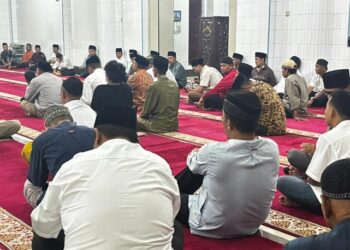 Wakil Bupati Solok, H. Candra, S.H.I., hadir dalam rangkaian Safari Ramadan di Masjid Raya Cupak (Foto: Ist)