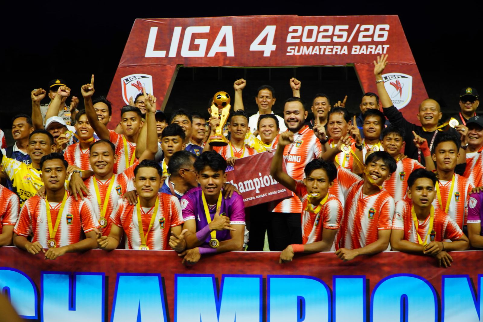 PSP Padang berhasil menjadi juara Liga 4 Sumatera Barat usai berhasil mengalahkan PSPP Padang Panjang 3-2 melalui pertandingan yang dramatis, Kamis ( 2/4/26), di Stadion Utama Sumatera Barat, Padang Pariaman. 