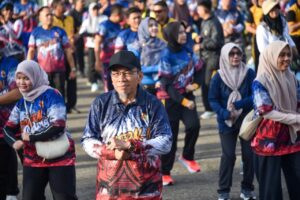 Wakil Wali Kota Padang Maigus Nasir ikut serta dalam kegiatan Fun Walk dan Fun Bike yang diselenggarakan oleh Komando Daerah Angkatan Laut (Kodaeral) II Padang, di Mako Kodaeral II Teluk Bayur Padang, Minggu (5/4/2026).