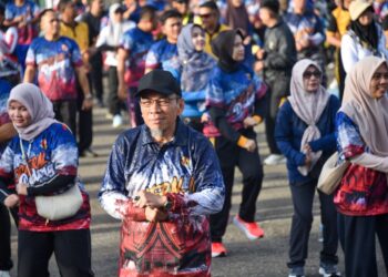 Wakil Wali Kota Padang Maigus Nasir ikut serta dalam kegiatan Fun Walk dan Fun Bike yang diselenggarakan oleh Komando Daerah Angkatan Laut (Kodaeral) II Padang, di Mako Kodaeral II Teluk Bayur Padang, Minggu (5/4/2026).