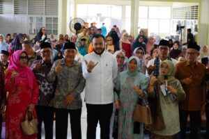 Wali Kota Padang Fadly Amran, menghadiri kegiatan halal bihalal Persatuan Warga Sungayang (PWS) yang digelar di Aula Dinas Tenaga Kerja dan Transmigrasi Provinsi Sumatera Barat, Minggu (5/4/2026).
