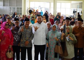 Wali Kota Padang Fadly Amran, menghadiri kegiatan halal bihalal Persatuan Warga Sungayang (PWS) yang digelar di Aula Dinas Tenaga Kerja dan Transmigrasi Provinsi Sumatera Barat, Minggu (5/4/2026).