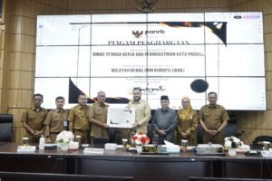 pemberian penghargaan kepada Dinas Tenaga Kerja dan Perindustrian Kota Padang dari Kementerian Pendayagunaan Aparatur Negara dan Reformasi Birokrasi (Menpan RB) sebagai unit kerja berpredikat Wilayah Bebas dari Korupsi (WBK).