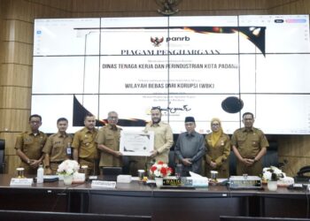 pemberian penghargaan kepada Dinas Tenaga Kerja dan Perindustrian Kota Padang dari Kementerian Pendayagunaan Aparatur Negara dan Reformasi Birokrasi (Menpan RB) sebagai unit kerja berpredikat Wilayah Bebas dari Korupsi (WBK).