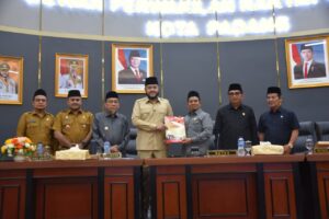 DPRD Kota Padang gelar sidang paripurna mengenai pandangan akhir fraksi dan penyampaian rekomendasi terkait Laporan Kinerja Pertanggungjawaban (LKPJ) Wali Kota Padang Tahun 2025,  dalam Sidang  Paripurna yang berlangsung di Gedung Utama DPRD Kota Padang, Senin (6/4).
